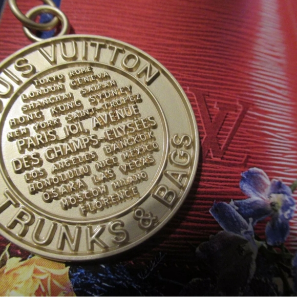 Louis Vuitton Trunks and Bags Charm Gold Color - Picture 5 of 7
